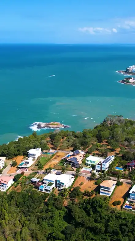 Vista aérea de la costa y las viviendas