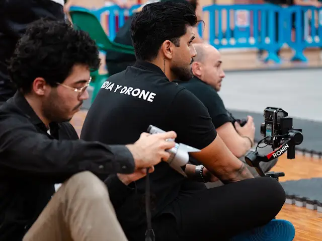 Equipo de Rocket Power en una cobertura en directo