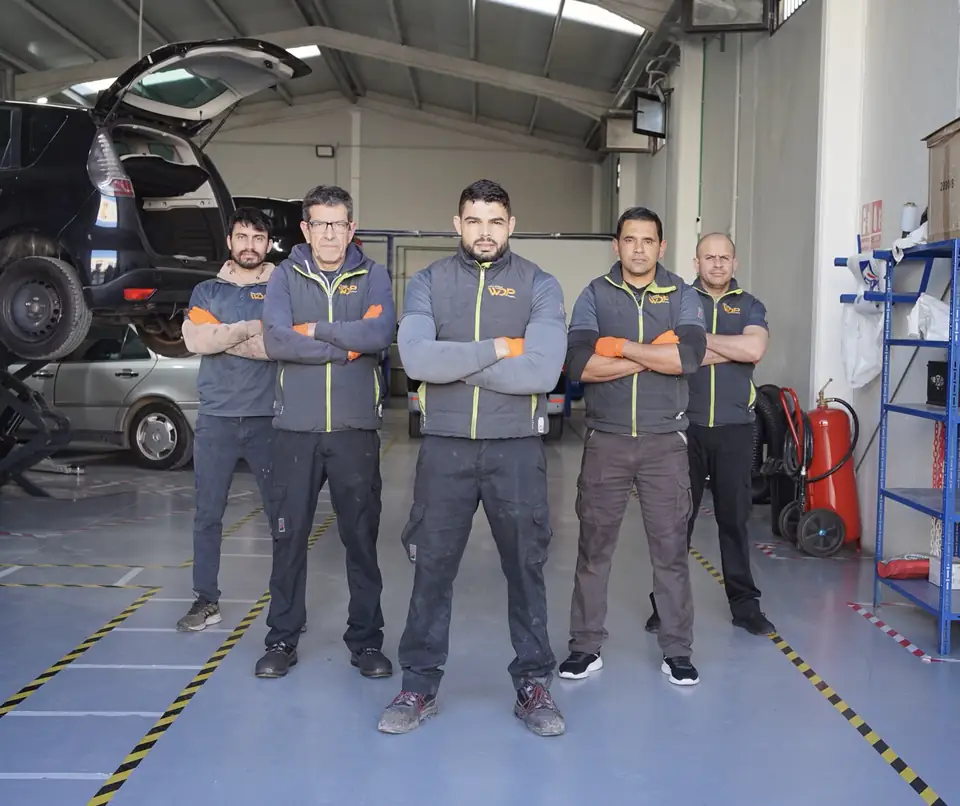 Equipo de Talleres WDP Cars en su taller
