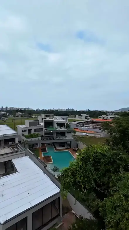 Toma aérea con drone de una villa con piscina